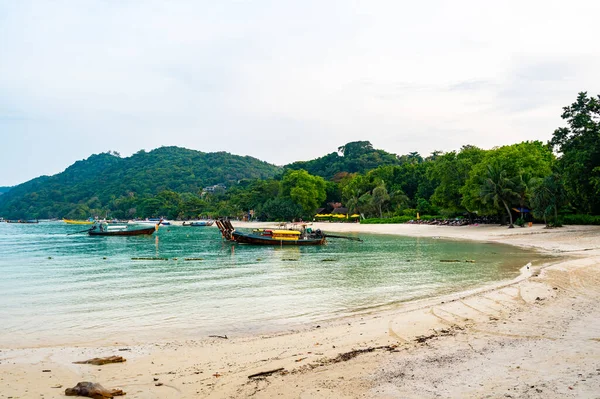 Lange Staart Boten Buurt Van Tropische Strand Bij Phi Phi — Stockfoto