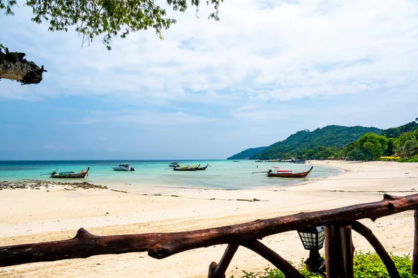 泰国Ko Phi Phi热带海滩附近的长尾船 热带海滩 白色沙滩和绿松石水 天堂度假的概念 — 图库照片