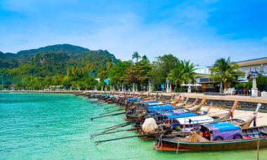Uzun tekneler Tonsai rıhtımında, Ko Phi Phi adalarında, Tayland 'da park halinde. Yaz havası, cennette tropikal tatil kavramı..
