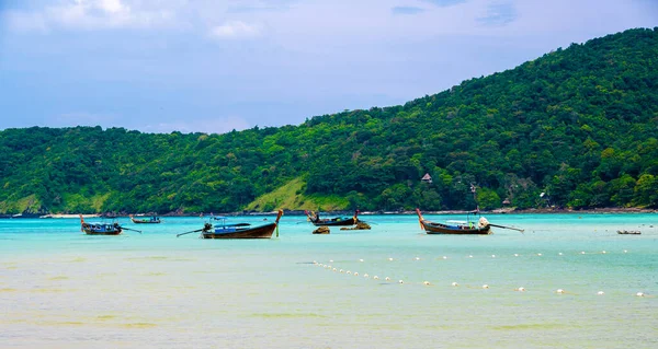 泰国高菲岛上的海岸线景观 包括石灰岩和海上船只 异国情调的热带度假和美丽自然的天堂概念 — 图库照片