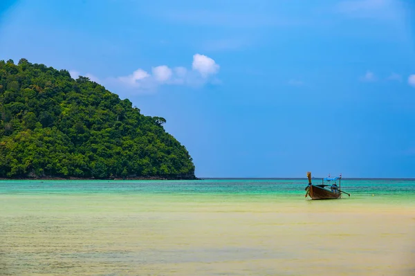 Landscape View Coastline Limestone Rock Boats Ocean Phi Phi Islands — Stock Photo, Image