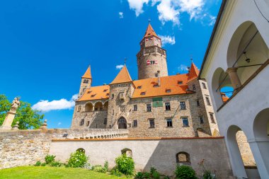 Ünlü ortaçağ şatosu Bouzov, Çek Cumhuriyeti. Ulusal dönüm noktası 14 yüzyılda inşa edildi. Ünlü turist merkezi. Yaz havası, mavi gökyüzü.