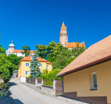 Ünlü ortaçağ şatosu Bouzov, Çek Cumhuriyeti. Ulusal dönüm noktası 14 yüzyılda inşa edildi. Ünlü turist merkezi. Yaz havası, mavi gökyüzü.