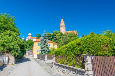 Ünlü ortaçağ şatosu Bouzov, Çek Cumhuriyeti. Ulusal dönüm noktası 14 yüzyılda inşa edildi. Ünlü turist merkezi. Yaz havası, mavi gökyüzü.