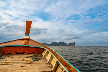 Tayland 'daki Ko Phi Phi adalarındaki kireç taşı manzarası. Uzun kuyruklu teknenin görüntüsü. Egzotik ve tropik doğa, yaz cenneti.