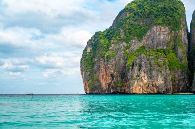 Tayland 'ın ünlü Maya Körfezi manzarası. Dünyanın en popüler plajlarından biri. Ko Phi Phi adaları. İnsansız sahil.