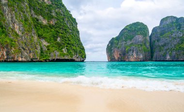 Tayland 'ın ünlü Maya Körfezi manzarası. Dünyanın en popüler plajlarından biri. Ko Phi Phi adaları. İnsansız sahil.