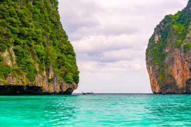 Tayland 'ın ünlü Maya Körfezi manzarası. Dünyanın en popüler plajlarından biri. Ko Phi Phi adaları. İnsansız sahil.