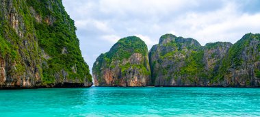 Tayland 'ın ünlü Maya Körfezi manzarası. Dünyanın en popüler plajlarından biri. Ko Phi Phi adaları. İnsansız sahil.