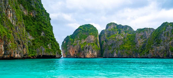 Vista Famosa Bahía Maya Tailandia Una Las Playas Más Populares Imagen De Stock