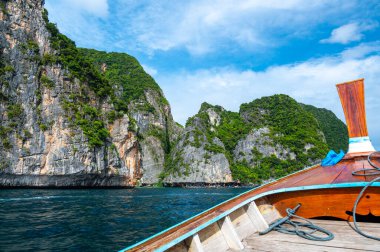 Tayland 'daki Ko Phi Phi adalarındaki kireç taşı manzarası. Uzun kuyruklu teknenin görüntüsü. Egzotik ve tropik doğa, yaz cenneti.