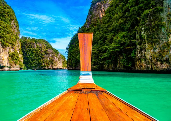 タイのコ ピピ島にあるPi Lehラグーン 緑のラグーンとも呼ばれます の景色 典型的な長い尾のボートからの眺め 熱帯の楽園の典型的なタイの写真 石灰岩とターコイズの水 — ストック写真