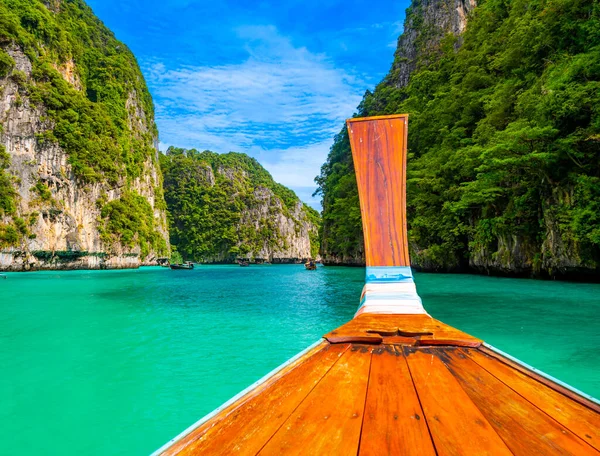 stock image View of Pi Leh lagoon (also known as Green Lagoon) at Ko Phi Phi islands, Thailand. View from typical long tailed boat. Typical Thai picture of tropical paradise. Limestone rock and turquoise water.