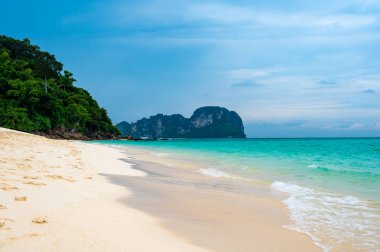 Bambu adası manzarası, Ko Phi Phi, Tayland. Tropik ada, cennette yaz tatili konsepti.