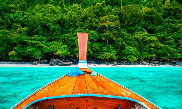 Tayland 'daki Ko Phi Phi adalarındaki maymun plajı manzarası. Beyaz kum ve turkuaz suyu olan ünlü tropik plaj. Uzun kuyruk teknesinin görüntüsü. Yaz cenneti.