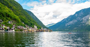 Hallstatt şehrinin ünlü panoraması. Hallstatter yakınlarında tipik bir kilise var. Gökyüzünde dramatik bulutlar. Avusturya 'nın ünlü turizm beldesi.