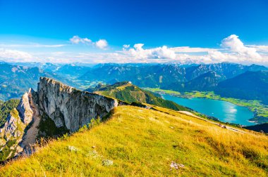 Schafberg Tepesi, Avusturya. Dağın tepesindeki büyük kayanın manzarası. Yaz yürüyüşü.