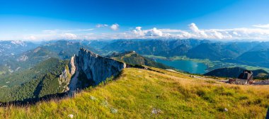 Schafberg Tepesi, Avusturya. Dağın tepesindeki büyük kayanın manzarası. Yaz yürüyüşü.
