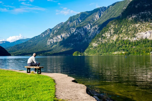 Ancianos Identificables Están Sentados Banco Cerca Del Lago Los Alpes — Foto de Stock