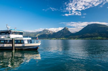 Wolfgang Salzkammergut, Avusturya 'da arka planda Wolfgangsee ve dağların manzarası.