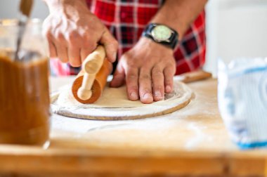 Mangırları yuvarlayan adamların detayları. Geleneksel Czech pastası pişirme hazırlığı. Ev yapımı taze yemek.