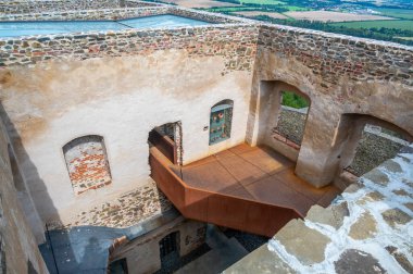 Helfstyn, Çek Cumhuriyeti - 03.09.2023: Turistler Çek Cumhuriyeti 'nin Helfstyn şatosu kalıntılarını ziyaret ediyorlar.