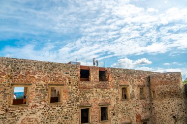 Helfstyn, Çek Cumhuriyeti - 03.09.2023: Turistler Çek Cumhuriyeti 'nin Helfstyn şatosu kalıntılarını ziyaret ediyorlar.
