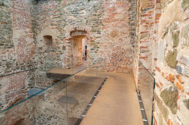 Helfstyn, Çek Cumhuriyeti - 03.09.2023: Turistler Çek Cumhuriyeti 'nin Helfstyn şatosu kalıntılarını ziyaret ediyorlar.