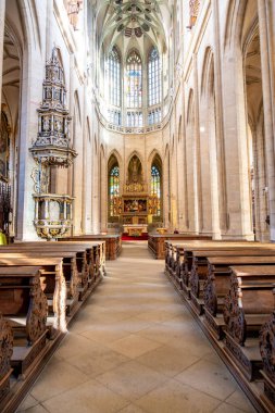 Kutna Hora, Çek Cumhuriyeti - 19.11.2023: Kuttenberg 'deki St. Barbara katedralinin içi. Ünlü Hıristiyanlık Kilisesi. Yumuşak büyü ışığı altındaki iç mekanlar. Din tarihi binası, UNESCO mirası