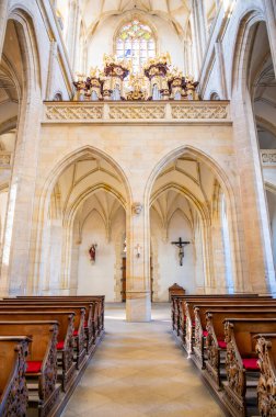 Kutna Hora, Çek Cumhuriyeti - 19.11.2023: Kuttenberg 'deki St. Barbara katedralinin içi. Ünlü Hıristiyanlık Kilisesi. Yumuşak büyü ışığı altındaki iç mekanlar. Din tarihi binası, UNESCO mirası