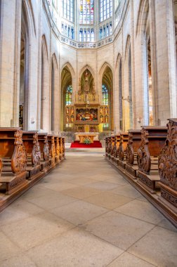 Kutna Hora, Çek Cumhuriyeti - 19.11.2023: Kuttenberg 'deki St. Barbara katedralinin içi. Ünlü Hıristiyanlık Kilisesi. Yumuşak büyü ışığı altındaki iç mekanlar. Din tarihi binası, UNESCO mirası