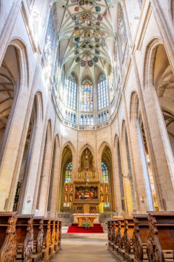 Kutna Hora, Çek Cumhuriyeti - 19.11.2023: Kuttenberg 'deki St. Barbara katedralinin içi. Ünlü Hıristiyanlık Kilisesi. Yumuşak büyü ışığı altındaki iç mekanlar. Din tarihi binası, UNESCO mirası
