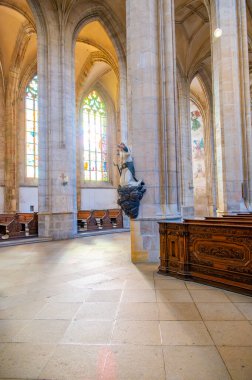 Kutna Hora, Çek Cumhuriyeti - 19.11.2023: Kuttenberg 'deki St. Barbara katedralinin içi. Ünlü Hıristiyanlık Kilisesi. Yumuşak büyü ışığı altındaki iç mekanlar. Din tarihi binası, UNESCO mirası