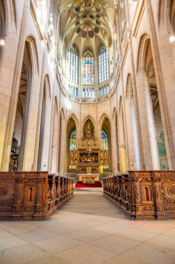 Kutna Hora, Çek Cumhuriyeti - 19.11.2023: Kuttenberg 'deki St. Barbara katedralinin içi. Ünlü Hıristiyanlık Kilisesi. Yumuşak büyü ışığı altındaki iç mekanlar. Din tarihi binası, UNESCO mirası