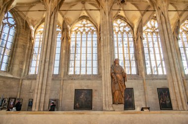 Kutna Hora, Çek Cumhuriyeti - 19.11.2023: Kuttenberg 'deki St. Barbara katedralinin içi. Ünlü Hıristiyanlık Kilisesi. Yumuşak büyü ışığı altındaki iç mekanlar. Din tarihi binası, UNESCO mirası