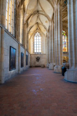 Kutna Hora, Çek Cumhuriyeti - 19.11.2023: Kuttenberg 'deki St. Barbara katedralinin içi. Ünlü Hıristiyanlık Kilisesi. Yumuşak büyü ışığı altındaki iç mekanlar. Din tarihi binası, UNESCO mirası