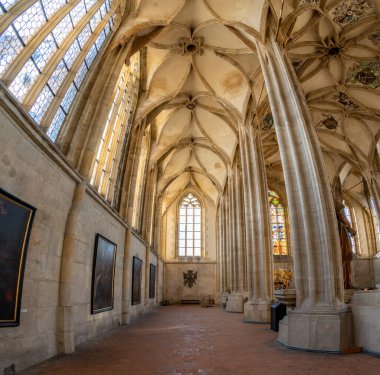 Kutna Hora, Çek Cumhuriyeti - 19.11.2023: Kuttenberg 'deki St. Barbara katedralinin içi. Ünlü Hıristiyanlık Kilisesi. Yumuşak büyü ışığı altındaki iç mekanlar. Din tarihi binası, UNESCO mirası