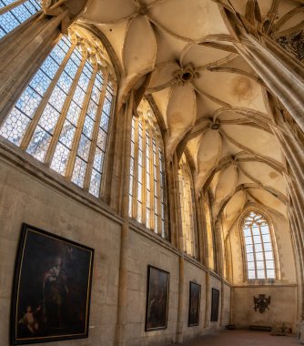 Kutna Hora, Çek Cumhuriyeti - 19.11.2023: Kuttenberg 'deki St. Barbara katedralinin içi. Ünlü Hıristiyanlık Kilisesi. Yumuşak büyü ışığı altındaki iç mekanlar. Din tarihi binası, UNESCO mirası