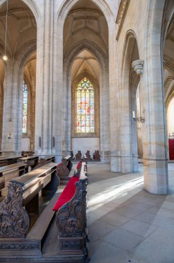 Kutna Hora, Çek Cumhuriyeti - 19.11.2023: Kuttenberg 'deki St. Barbara katedralinin içi. Ünlü Hıristiyanlık Kilisesi. Yumuşak büyü ışığı altındaki iç mekanlar. Din tarihi binası, UNESCO mirası