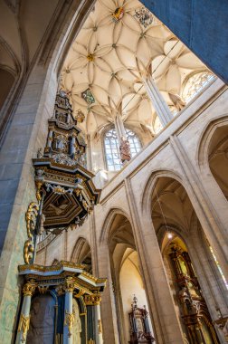 Kutna Hora, Çek Cumhuriyeti - 19.11.2023: Kuttenberg 'deki St. Barbara katedralinin içi. Ünlü Hıristiyanlık Kilisesi. Yumuşak büyü ışığı altındaki iç mekanlar. Din tarihi binası, UNESCO mirası