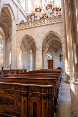 Kutna Hora, Çek Cumhuriyeti - 19.11.2023: Kuttenberg 'deki St. Barbara katedralinin içi. Ünlü Hıristiyanlık Kilisesi. Yumuşak büyü ışığı altındaki iç mekanlar. Din tarihi binası, UNESCO mirası