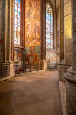Kutna Hora, Çek Cumhuriyeti - 19.11.2023: Kuttenberg 'deki St. Barbara katedralinin içi. Ünlü Hıristiyanlık Kilisesi. Yumuşak büyü ışığı altındaki iç mekanlar. Din tarihi binası, UNESCO mirası