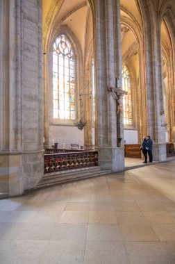 Kutna Hora, Çek Cumhuriyeti - 19.11.2023: Kuttenberg 'deki St. Barbara katedralinin içi. Ünlü Hıristiyanlık Kilisesi. Yumuşak büyü ışığı altındaki iç mekanlar. Din tarihi binası, UNESCO mirası