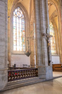 Kutna Hora, Çek Cumhuriyeti - 19.11.2023: Kuttenberg 'deki St. Barbara katedralinin içi. Ünlü Hıristiyanlık Kilisesi. Yumuşak büyü ışığı altındaki iç mekanlar. Din tarihi binası, UNESCO mirası