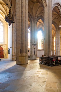 Kutna Hora, Çek Cumhuriyeti - 19.11.2023: Kuttenberg 'deki St. Barbara katedralinin içi. Ünlü Hıristiyanlık Kilisesi. Yumuşak büyü ışığı altındaki iç mekanlar. Din tarihi binası, UNESCO mirası