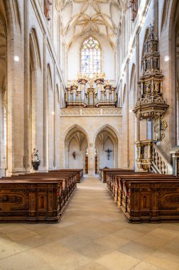 Kutna Hora, Çek Cumhuriyeti - 19.11.2023: Kuttenberg 'deki St. Barbara katedralinin içi. Ünlü Hıristiyanlık Kilisesi. Yumuşak büyü ışığı altındaki iç mekanlar. Din tarihi binası, UNESCO mirası