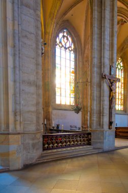 Kutna Hora, Çek Cumhuriyeti - 19.11.2023: Kuttenberg 'deki St. Barbara katedralinin içi. Ünlü Hıristiyanlık Kilisesi. Yumuşak büyü ışığı altındaki iç mekanlar. Din tarihi binası, UNESCO mirası