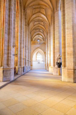 Kutna Hora, Çek Cumhuriyeti - 19.11.2023: Kuttenberg 'deki St. Barbara katedralinin içi. Ünlü Hıristiyanlık Kilisesi. Yumuşak büyü ışığı altındaki iç mekanlar. Din tarihi binası, UNESCO mirası