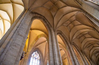 Kutna Hora, Çek Cumhuriyeti - 19.11.2023: Kuttenberg 'deki St. Barbara katedralinin içi. Ünlü Hıristiyanlık Kilisesi. Yumuşak büyü ışığı altındaki iç mekanlar. Din tarihi binası, UNESCO mirası