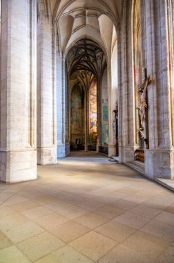 Kutna Hora, Çek Cumhuriyeti - 19.11.2023: Kuttenberg 'deki St. Barbara katedralinin içi. Ünlü Hıristiyanlık Kilisesi. Yumuşak büyü ışığı altındaki iç mekanlar. Din tarihi binası, UNESCO mirası